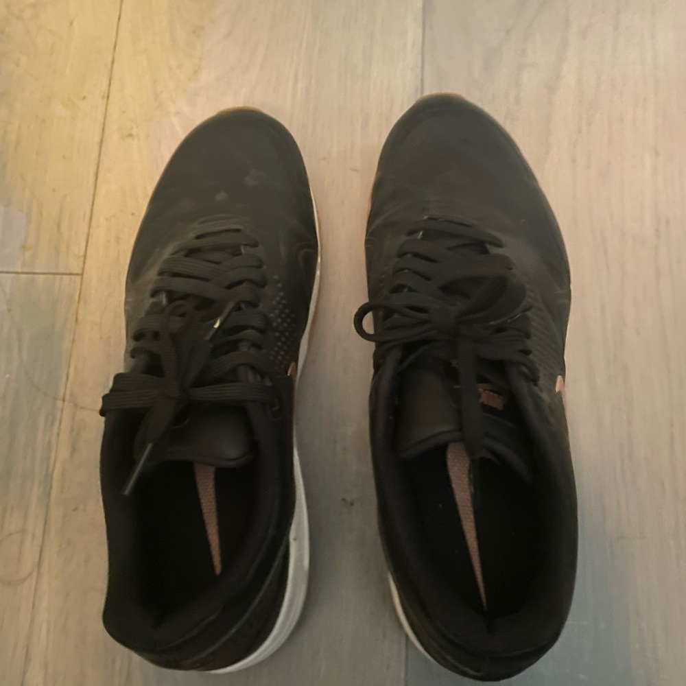 Nike Black Sneakers with Knitted Upper and Low-Top Design